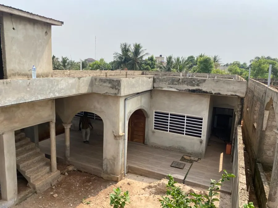 Vente d'une villa à Apessito Sadko, nouvelle construction, demi-lot, 2 chambres, avec jardin, boutique et dépendance – 25 millions FCFA