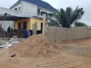 Terrain 1/4 de lot clôturé avec une pièce à vendre à Adetikopé – 4 millions FCFA