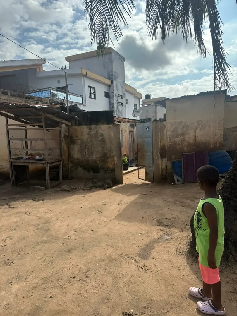 Terrain 300 m² en vente à Léo 2000 derrière école la volonté – 25 millions FCFA
