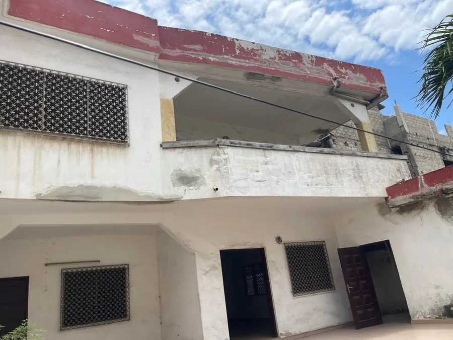 Vente de villas jumelles à Ablogamé, 4 chambres chacune, angle de rue, avec jardin et garage – 250 millions FCFA à débattre