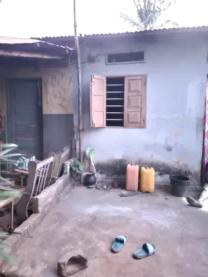 Vente d'une maison à Agoè près du carrefour Commando, 6 pièces, 255 m², proche du goudron – 17 500 000 FCFA — photo 5
