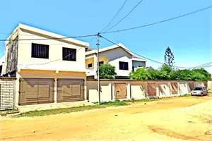 Villa 14 pièces en angle de rue en bordure du goudron à Kpogan – 900 m² – 200 millions FCFA