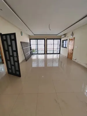 Location d'une villa à Djidjolé, triplex, 6 chambres, avec piscine, bord du goudron – 1 000 000 FCFA/mois — photo 3