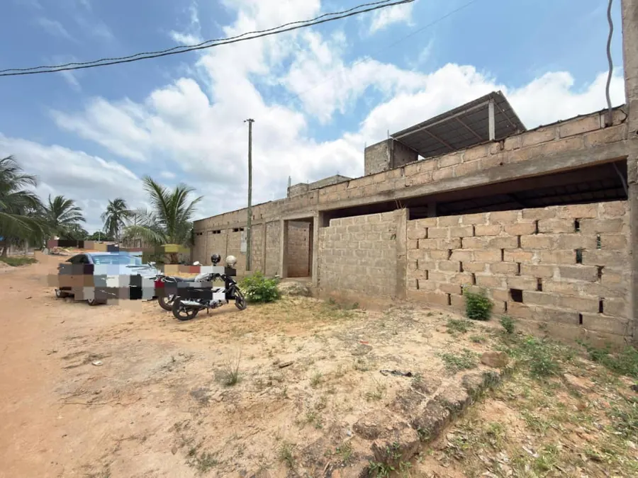 Vente d'une villa à Lankouvi, R+1, 5 chambres, inachevée, sur 1 lot – 60 millions FCFA à débattre