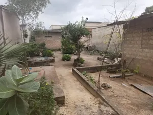 Vente d'un terrain à Davié, parcelle clôturée avec pièce et magasin, proche du goudron – 15 millions FCFA — photo 1