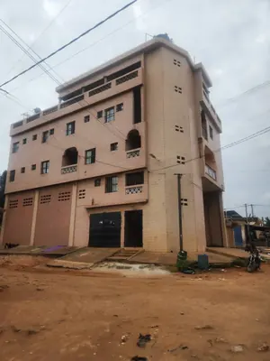 Immeuble 3 étages à vendre sur demi-lot en angle de rue à Kpota Ochalé – 120 millions FCFA