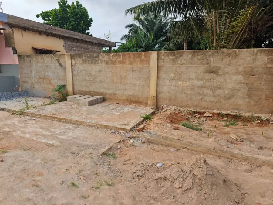 Terrain demi-lot 300 m² à vendre à Adidogomé, derrière le lycée moderne 2 – 30 millions FCFA