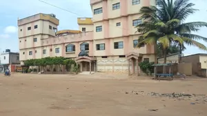 Hôtel opérationnel sur 2 lots à vendre à Agoè Assiyéyé Fiovi – 300 millions FCFA à débattre — photo 3