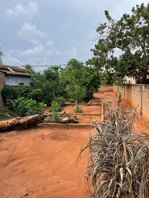 Terrain demi-lot clôturé avec une pièce en vente à Agoè Kitsidjan – 22 000 000 FCFA
