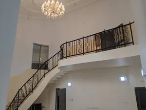Villa R+1 6 chambres à louer à Tokoin ENAM à 200m du goudron – 750 000 FCFA
