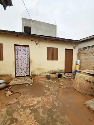 Terrain demi-lot 300 m² avec 3 pièces et boutique à vendre à Agoè Légbassito – 16 millions FCFA — photo 1