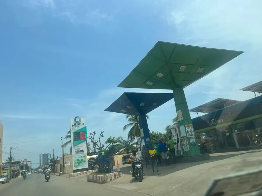 Terrain bâti 300 m² avec mini villa en vente en bordure de goudron à Nyekonakpoè Adjololo – 30 millions FCFA