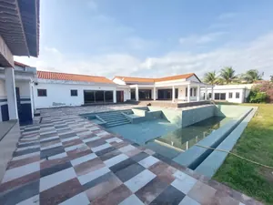 Villa 7 pièces à vendre sur 5 lots à Baguida – 1,2 milliard FCFA