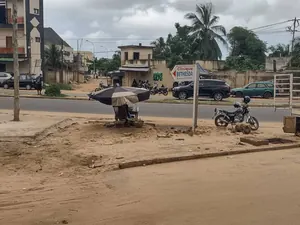 Immeuble locatif inachevé 17 appartements sur 1 lot en vente à Agbalépédo – 150 millions FCFA — photo 4
