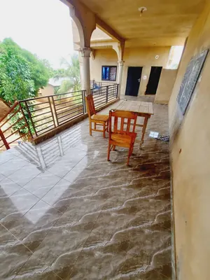 Vente d'une villa à Ségbé Akato, 7 chambres, R+1, nouvelle construction, demi-lot, à 200m du goudron – 65 millions FCFA — photo 1