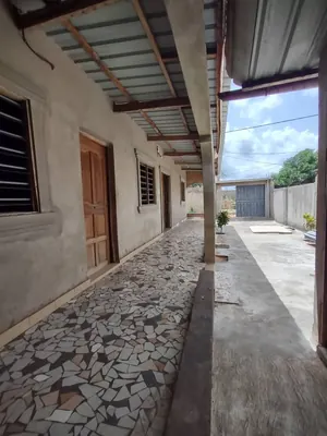 Vente d'une maison à Apessito, 2 pièces, quart de lot, plan OTR – 12 millions FCFA à revoir — photo 2