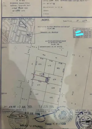 Vente d'un terrain bâti à Adidoadin, demi-lot de 4 pièces + chambre salon, 347 m², à 60 m du goudron – 20 millions FCFA