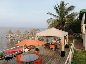 Vente d'un hôtel à Togoville, Ekpui, 12 pièces, 6 000 m² avec piscine et jardin – 480 millions FCFA — photo 2