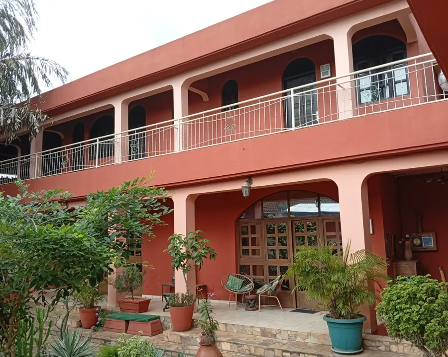 Vente d'une villa meublée à Agoè Cacaveli, R+1, 6 studios, 442 m², bord du goudron – 120 millions FCFA