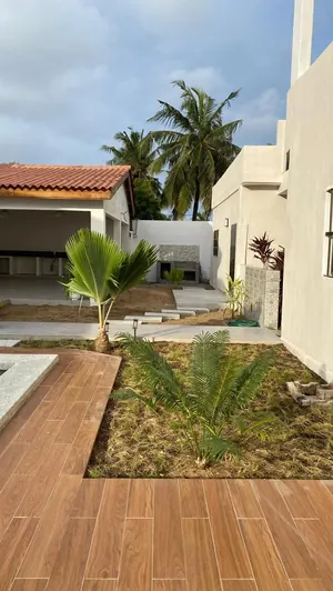 Villa 7 pièces avec piscine à vendre à Baguida Avépozo côté plage – 150 millions FCFA