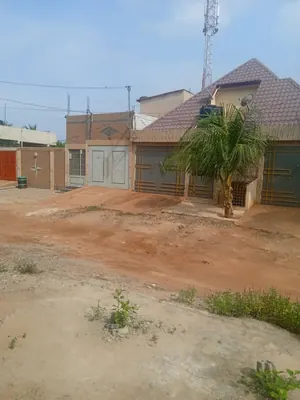 Terrain angle de rue 1/4 de lot avec construction 2 pièces en vente à Ségbé – 10 millions FCFA