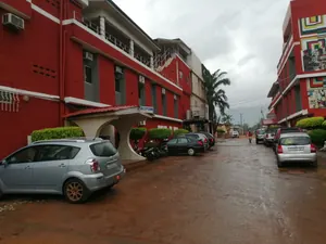 Hôtel 100 chambres 7956 m² en vente ou à bailler en bordure du goudron à Kpalimé – à partir de 7 millions FCFA/mois ou 2,8 milliards FCFA — photo 2