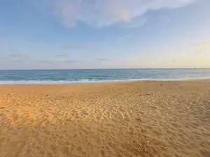 Terrain 1 lot de 600 m² en vente en angle de rue au bord de la mer à Baguida Monument – 35 millions FCFA