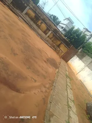 Terrain 597 m² clôturé avec anciennes constructions en vente à Tokoin Sébévito – 100 millions FCFA — photo 4