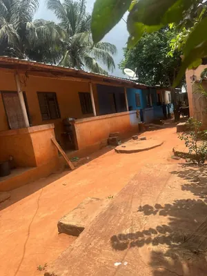 Vente d'une maison à Adetikopé Kladjemé, demi-lot avec 3 chambres salon, 2 pièces simples et boutique – 15 millions FCFA à revoir — photo 2