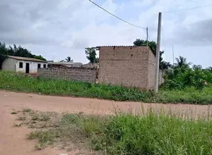 Terrain 600 m² avec bâtie 3 pièces en vente à Adidogomé Sagbado – 18 millions FCFA
