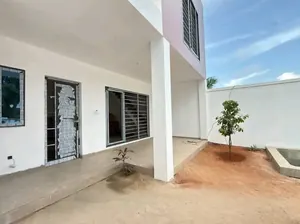 Vente d'une villa duplex à Djidjolé Kouvahey, 4 pièces, 170 m², nouvelle construction avec piscine – 65 millions FCFA — photo 4