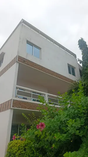 Villa duplex 9 chambres en vente à Attikoumé proche du goudron – 150 millions FCFA