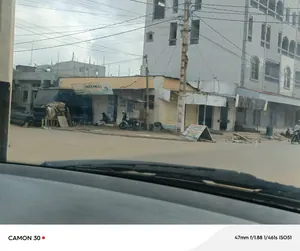Vente d'un terrain à Minamadou 1, moins d'¼ de lot (10×10 m), 4 boutiques, angle de rue face au goudron – 25 millions FCFA à débattre — photo 4