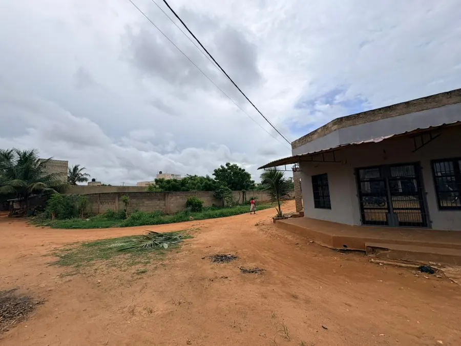 Terrain demi-lot rectangulaire en vente à Légbassito derrière les sœurs – 14 millions FCFA