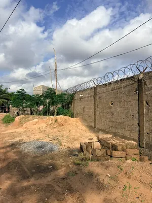 Terrain en vente à Legbassito Kognito, angle de rues – 4 lots collés et 1 demi-lot – 15 millions FCFA le lot