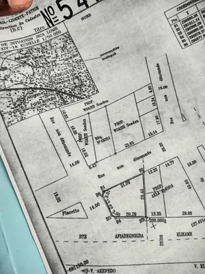 Vente d'un terrain à Sanguéra Klikamé, 1 lot angle de rue, 612 m², clôturé, ouvert sur 3 voies – 27 millions FCFA