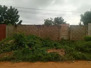 Terrain 300 m² à vendre à Kloblatemé – 9 millions FCFA