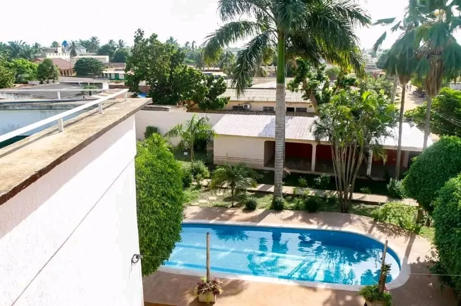 Villa duplex 12 pièces à vendre à Totsi sur 3 lots – 350 millions FCFA