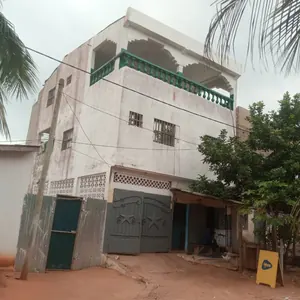 Vente d'un immeuble à Zossimé, R+3, boutique + logements, titre foncier personnel – 35 millions FCFA