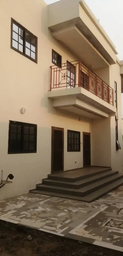 Villa duplex 5 chambres 840 m² en vente à Ségbé – 140 millions FCFA