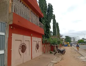 Vente d'une villa meublée à Agoè Cacaveli, R+1, 6 studios, 442 m², bord du goudron – 120 millions FCFA — photo 3