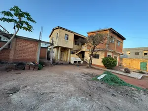 Vente de terrain à Agoè Cacaveli, 2 lots clôturés avec villa sur 1/2 lot à rénover, à 100 m du goudron – 65 millions FCFA le lot — photo 1