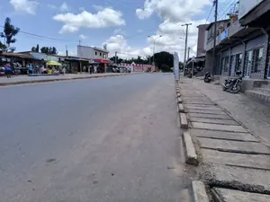 Vente d'un terrain à bâti (demi-lot) en bord de goudron, avec boutique et chambres à raser – 60 000 000 FCFA — photo 2