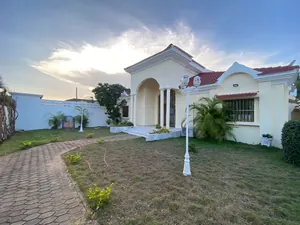 Villa duplex 4 chambres avec piscine et jardin à louer à la Cité Millenium – 1 500 000 FCFA