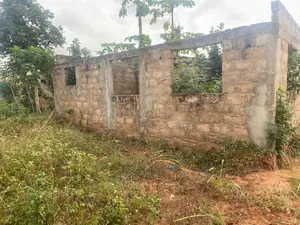 Villa 3 chambres inachevée sur demi-lot à vendre à Yokoè – 14 millions FCFA — photo 2