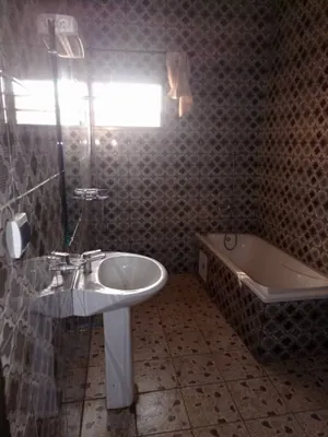 Vente d'une villa à Hountigomé, R+2, 10 chambres, 447 m², angle de rue – 250 millions FCFA — photo 5