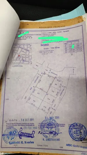 Terrain 2 lots à vendre angle de rue à Adidogomé Boukarou – 90 millions FCFA