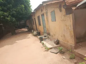 Terrain demi-lot clôturé bâti 6 pièces en vente à Avedji Ametossimé – 22 millions FCFA — photo 2
