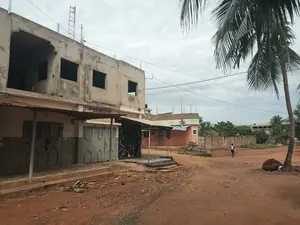 Maison inachevée 5 chambres avec 2 boutiques en vente à Carrefour Aïsèd Amadahomé – 24 millions FCFA — photo 4