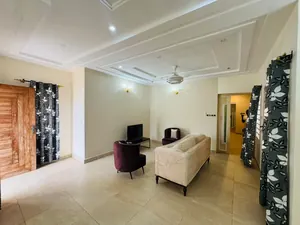 Vente d'une villa à Ségbé avant l'église catholique Akato, meublée, 3 chambres, 300 m², avec dépendance et jardin – 63 millions FCFA — photo 4